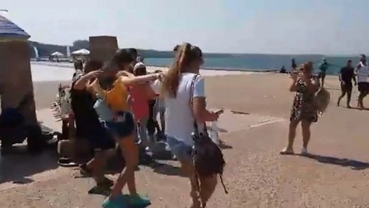 Τουρίστες χορεύουν συρτάκι μπροστά στον Λευκό Πύργο (βίντεο)